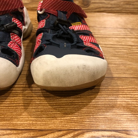 Size 1 kids Keen waterproof shoes. Red blue - Picture 4 of 11